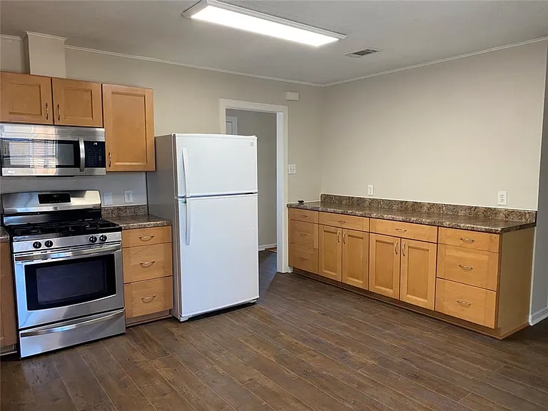 121 Tuna St — Photo 10
