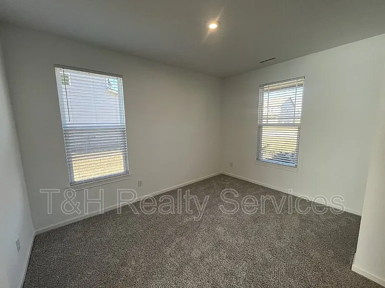 4801 Summerfield Dr — Photo 6
