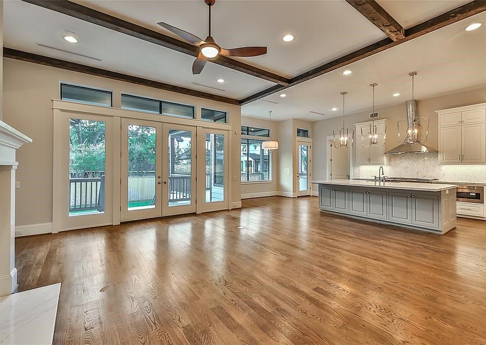 Open living room/kitchen concept, great for entertaining.