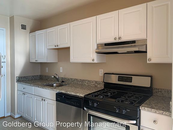 3rd image of 10401 Grosvenor Pl APT 412