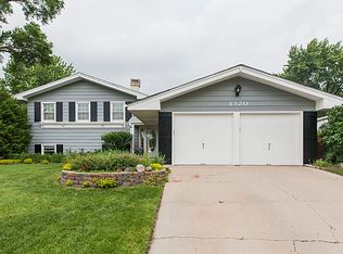 1320 Mayfield Ln, Hoffman Estates, IL 60169