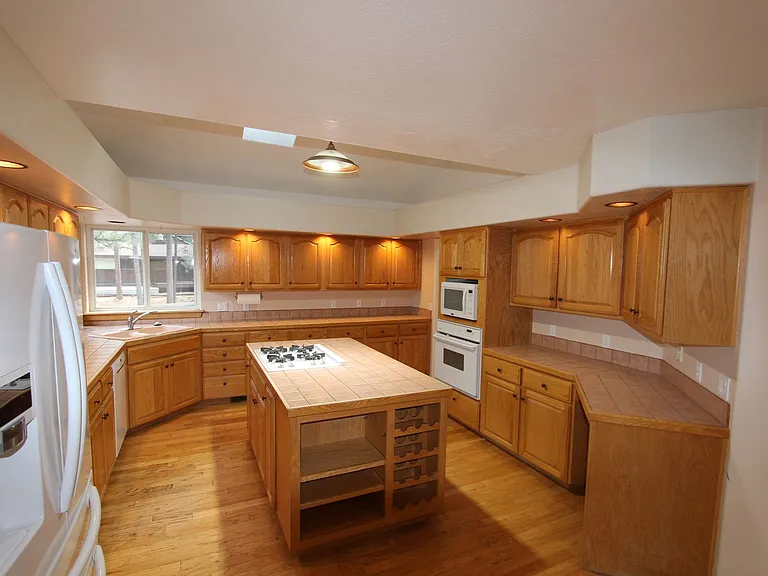 2100 N Timberline Rd — Photo 8