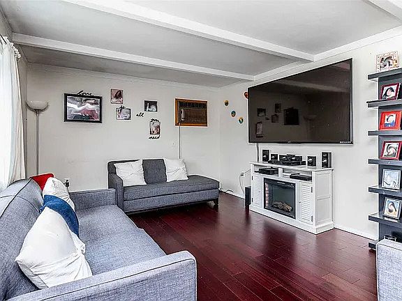 1st image of 13 Crescent Ln