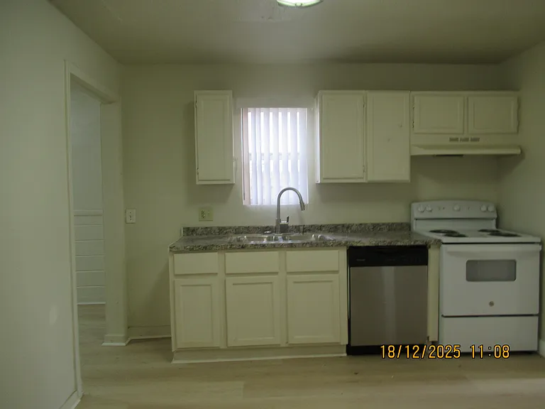 4504 15th Ave — Photo 2