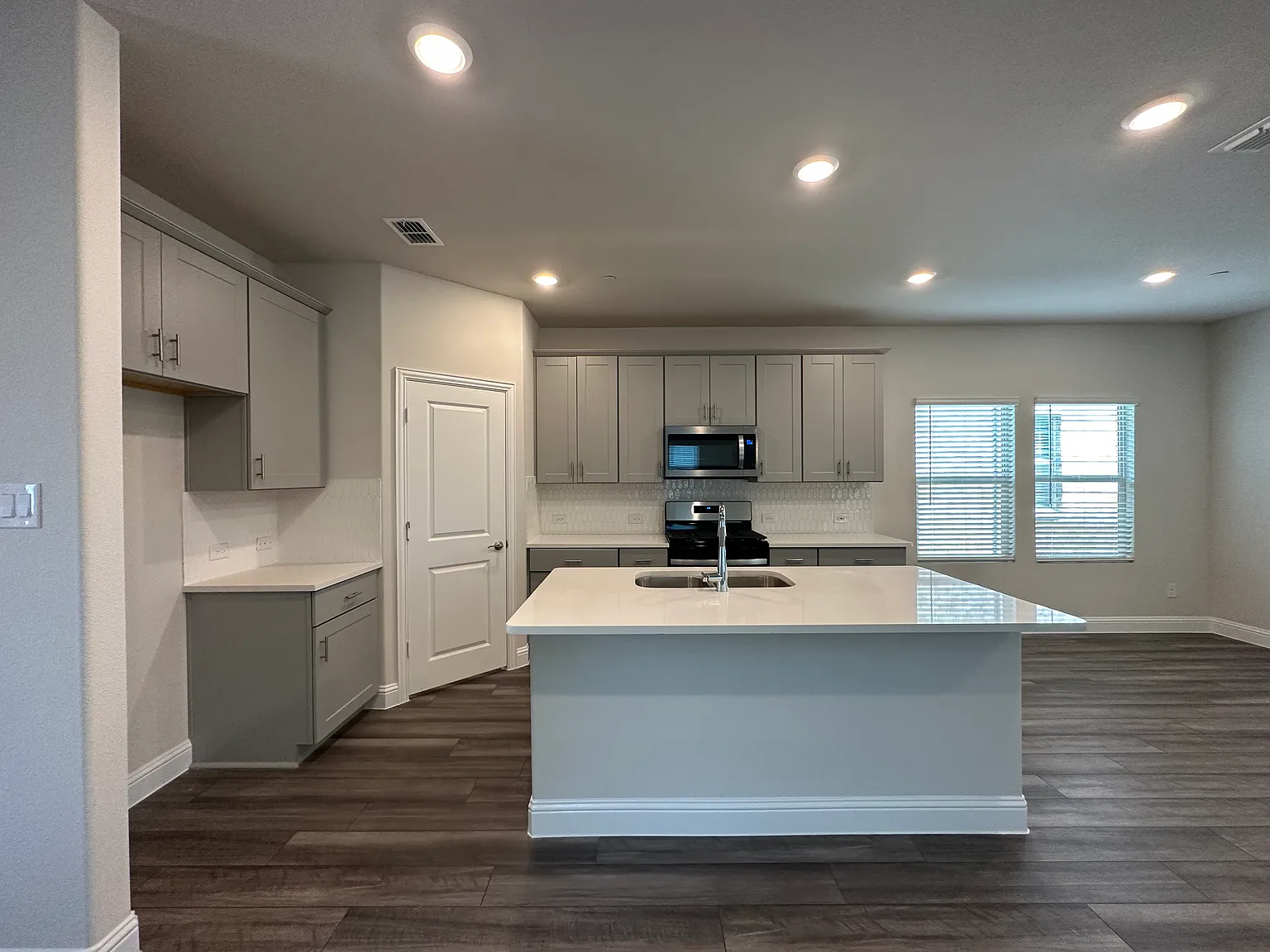 3 bed, 2.5 bath, 1922 sqft, $2,500 — Photo 1