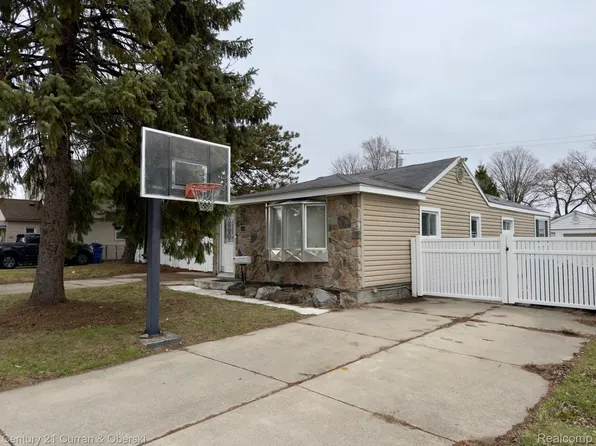 8320 Robindale Ave, Dearborn Heights, MI 48127