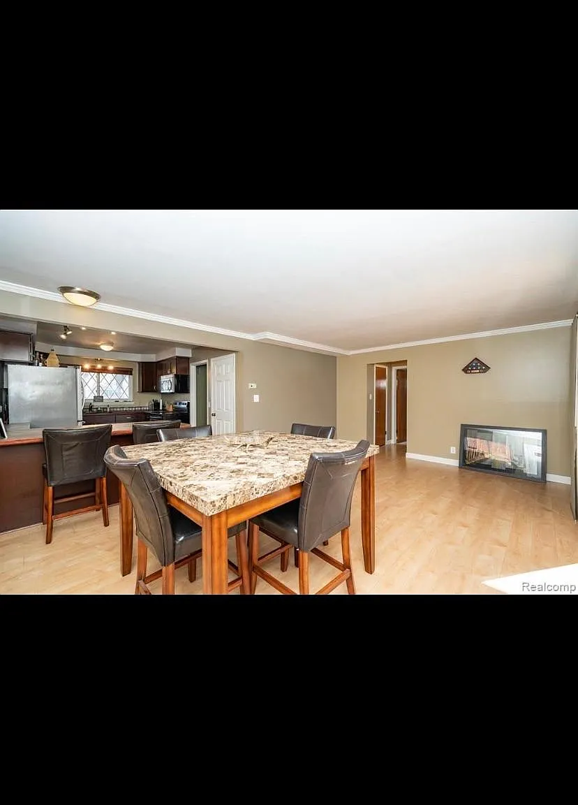 4 bed, 2.5 bath, 1900 sqft, $2,500 — Photo 3