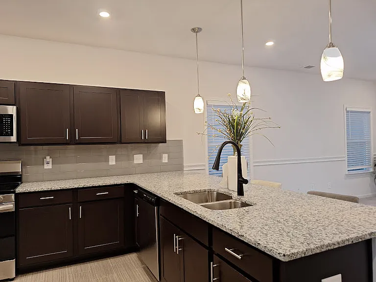 160 Marion Dr — Photo 13