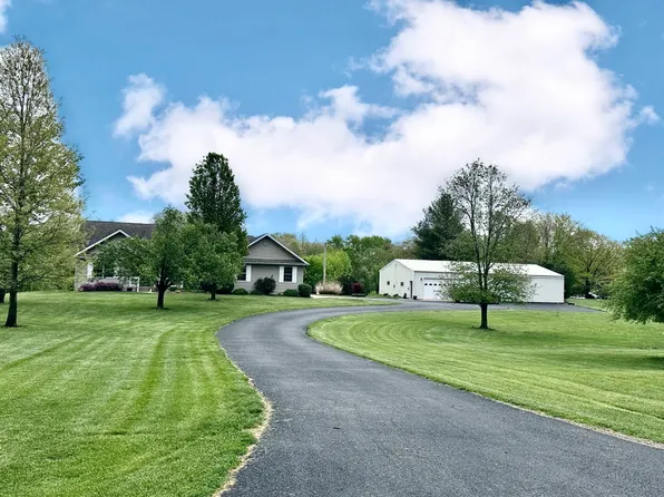 155 Hemlock Ln, Flora, IL 62839