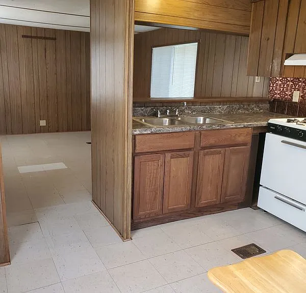 715 Delouche St — Photo 11