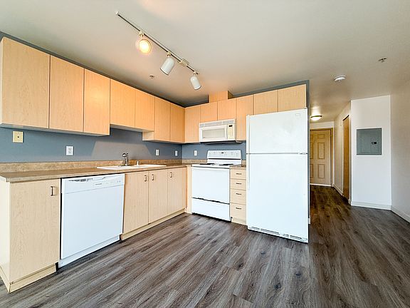 3rd image of 5200 Roosevelt Way NE #404