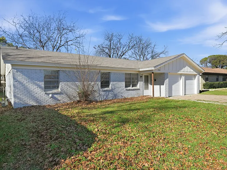 2721 Ash Park Dr — Photo 2