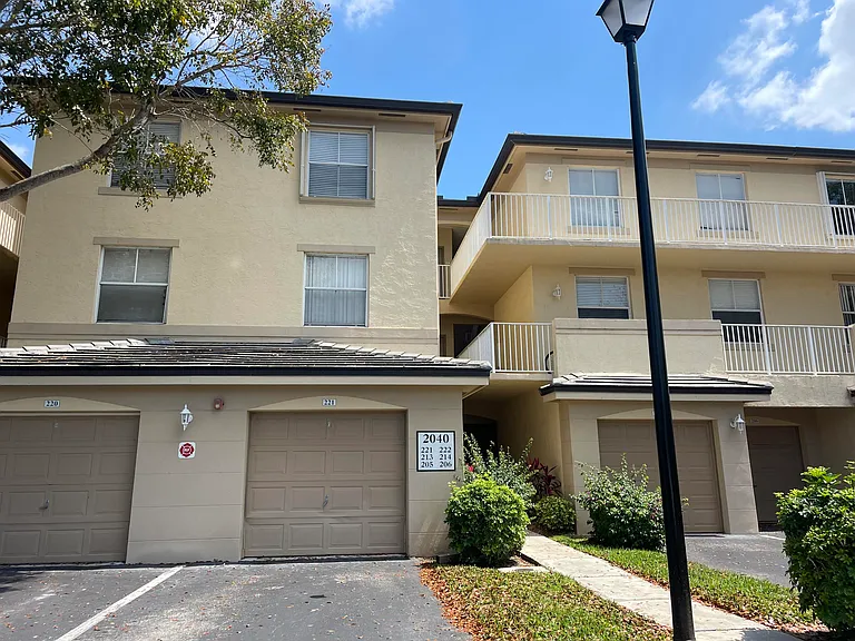 2040 Greenview Shores Blvd #221 — Photo 2