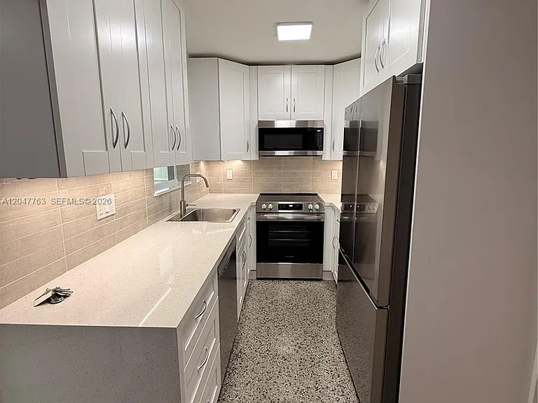 10555 SW 32nd St — Photo 7