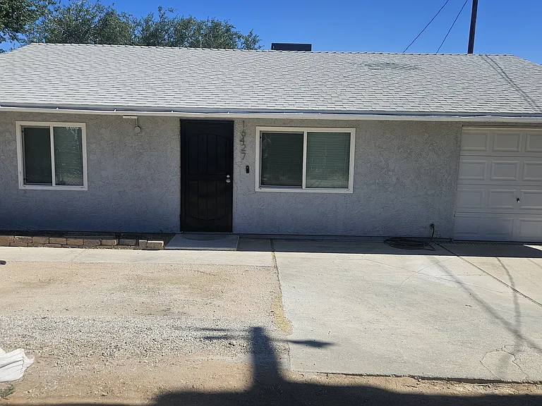 16427 Cajon St — Photo 2
