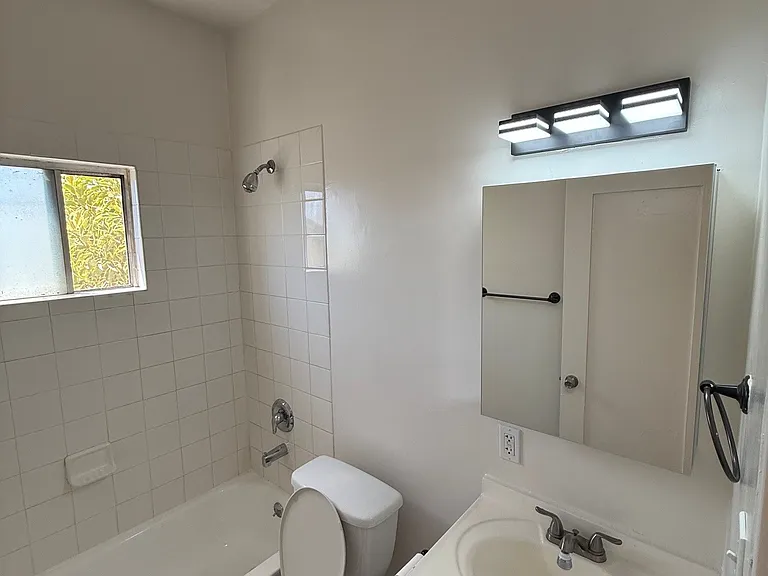 4367 Oakwood Ave #201 — Photo 2