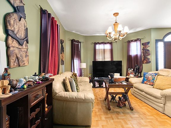 5th image of 185 Spring St