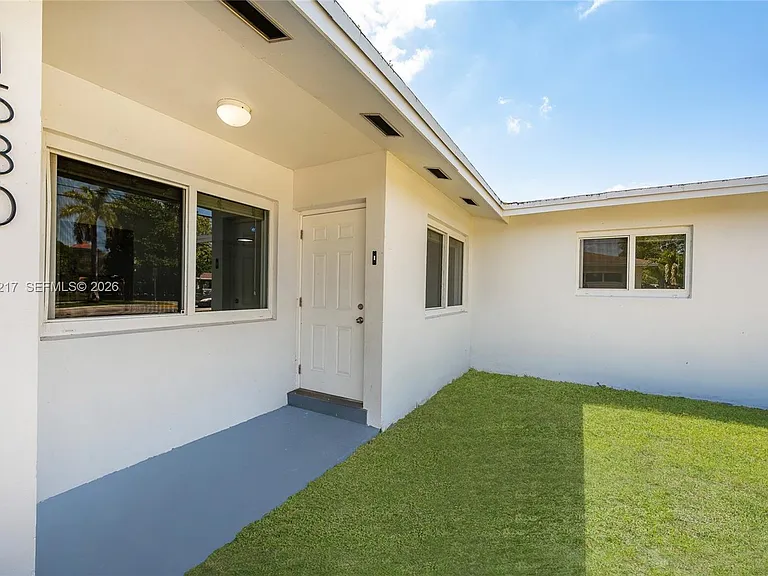 1530 NW 47th Ave — Photo 2