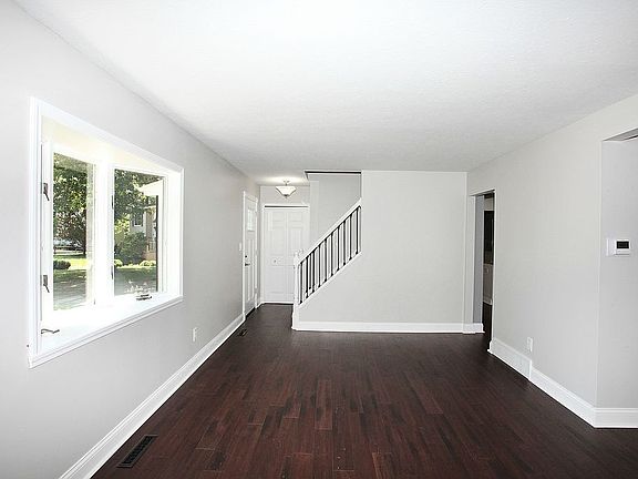 5th image of 1902 Shaw Cir