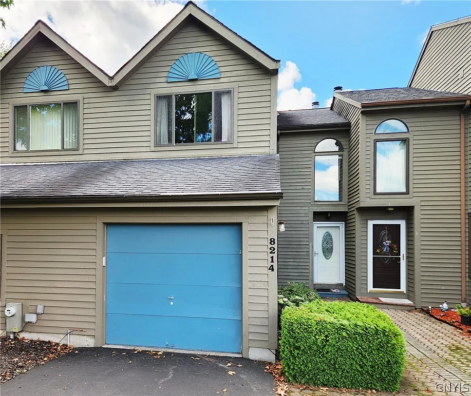 2 bed, 1.5 bath, 1388 sqft, $2,000 — Photo 2