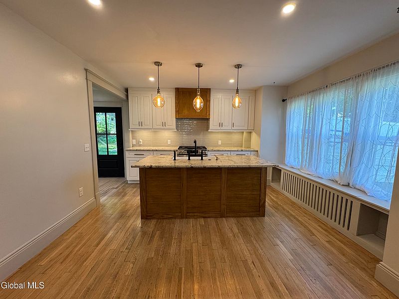 4th image of 18 Herber Avenue