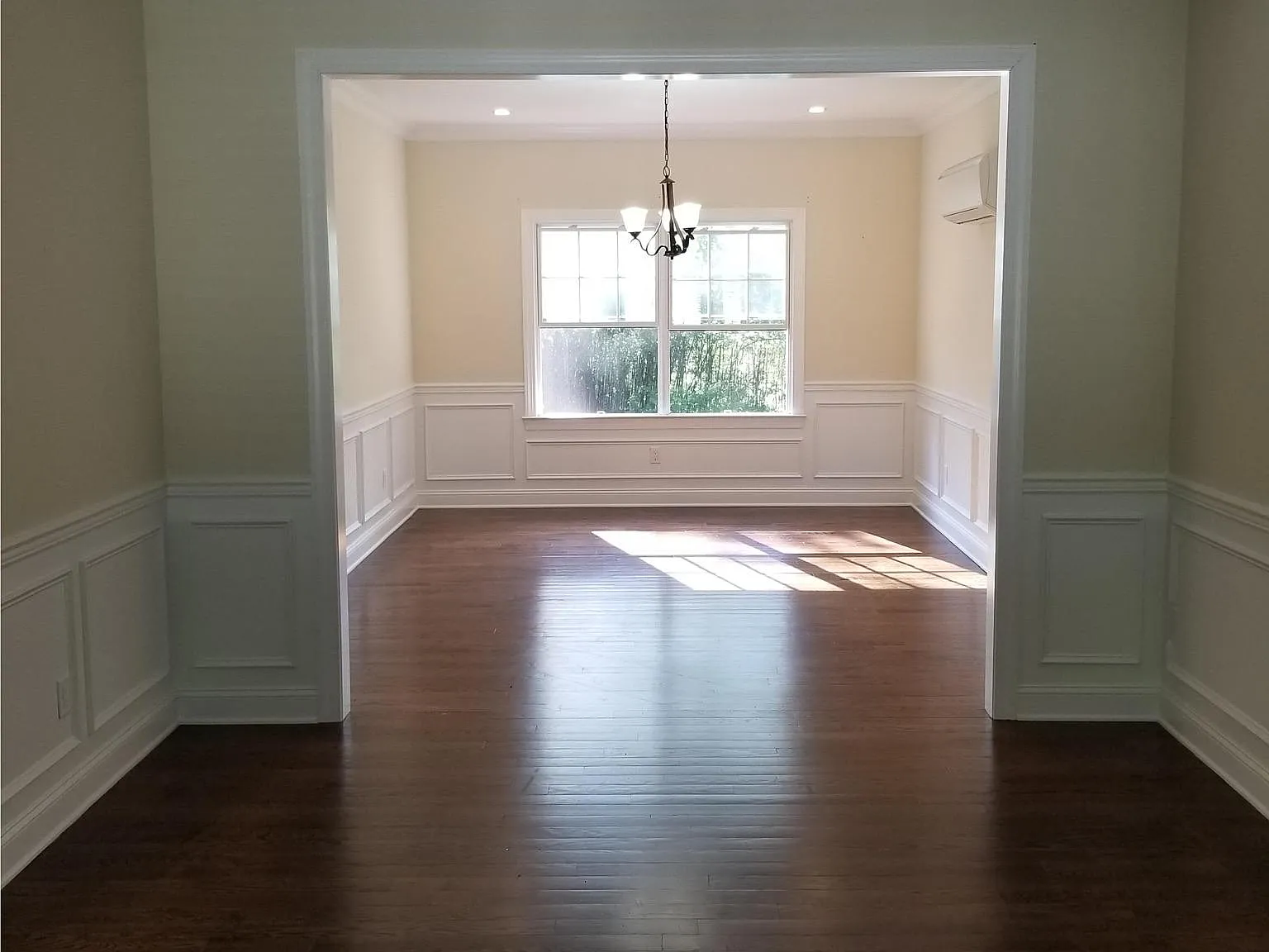 4 bed, 2.5 bath, 2500 sqft, $4,200 — Photo 4