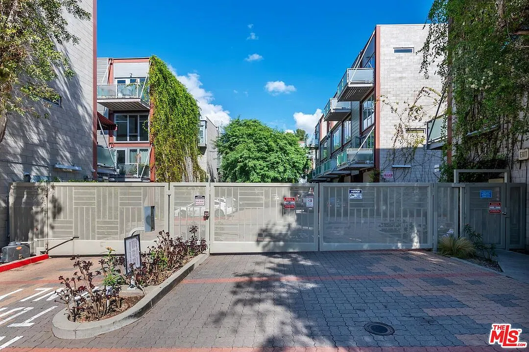 2 bed, 3.0 bath, 1921 sqft, $5,900 — Photo 2