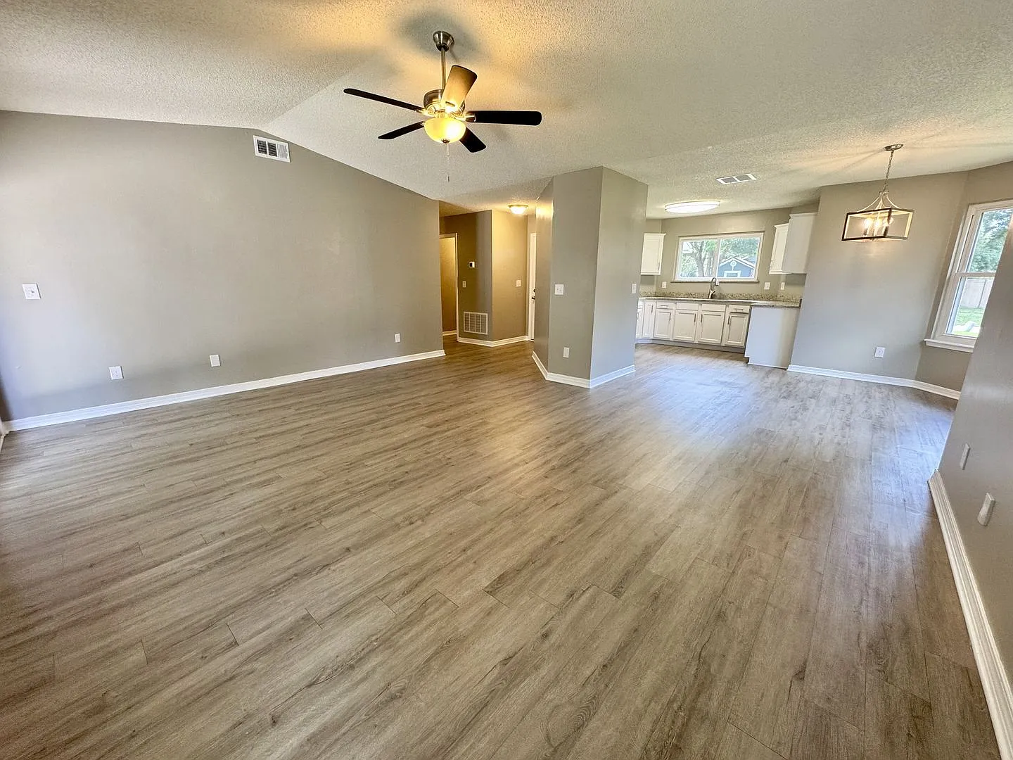 Updated 3BR/2BA Mandarin Home w/ Fenced Yard — Photo 4