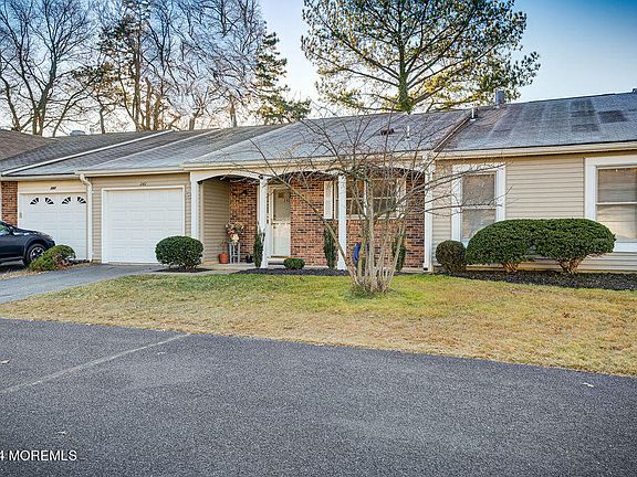 3rd image of 242 Martine Way