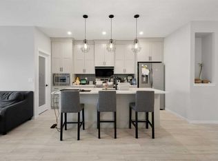 22 W Edith Mnr NW, Calgary, AB T3R 1Y7