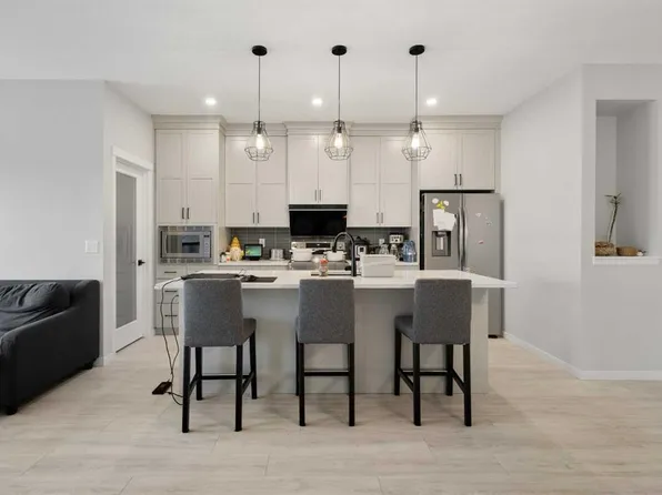 22 W Edith Mnr NW, Calgary, AB T3R 1Y7