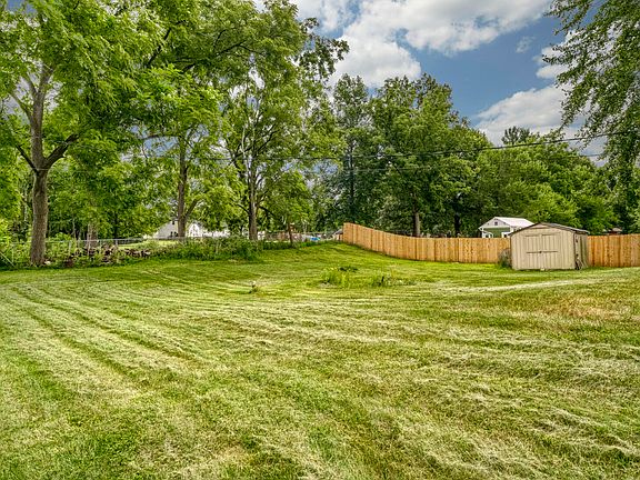 3rd image of 425 E Hilltop Ct