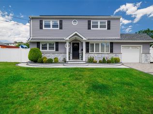 55 W Walnut St, Farmingdale, NY