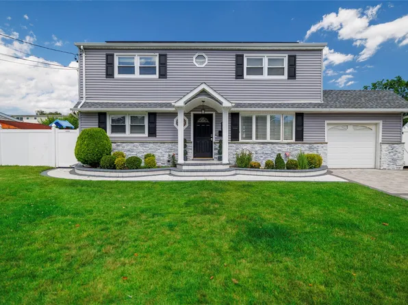 55 W Walnut Street, Farmingdale, NY 11735