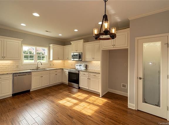 5th image of 1036 Villas Dr