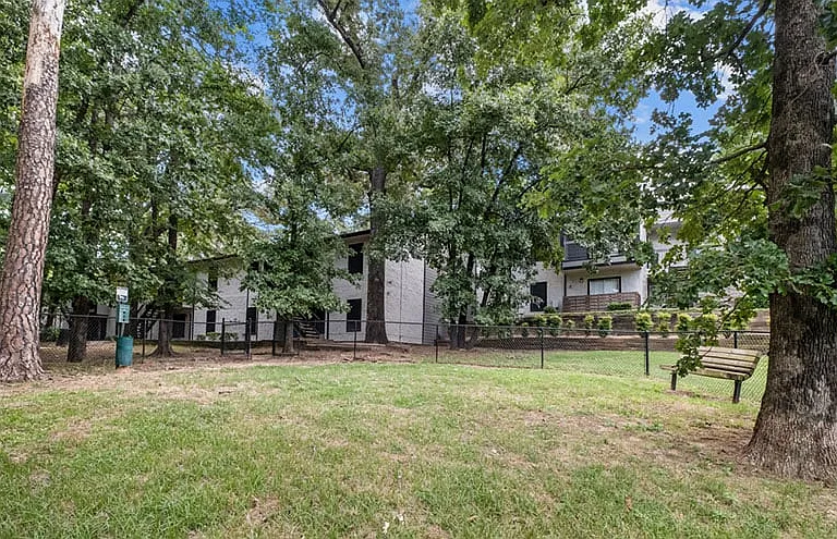 River Oaks Apartments — Photo 16