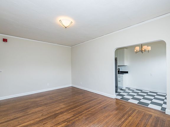 3rd image of 421 Van Dyke Ave #3