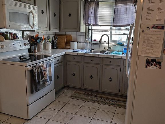 3rd image of 3057 N Michigan Ave