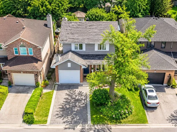 29 Carbery Dr, Ottawa, ON K2S 1E5