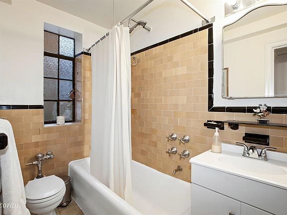 4th image of 17 W 67th St APT 3C