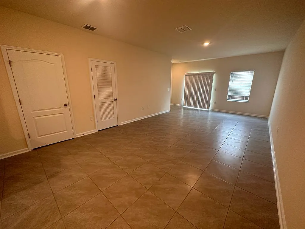 3 bed, 2.5 bath, 1500 sqft, $2,000 — Photo 2