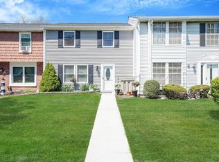 30 Federal Ln, Coram, NY 11727
