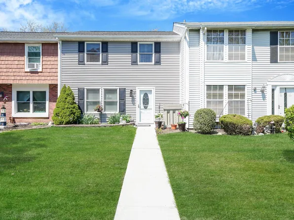 30 Federal Lane, Coram, NY 11727