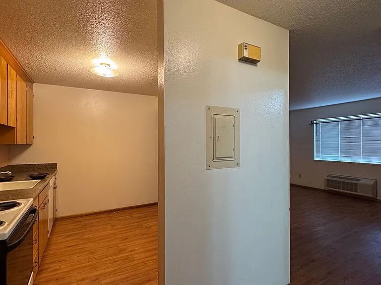 1500 Glen Dr — Photo 6