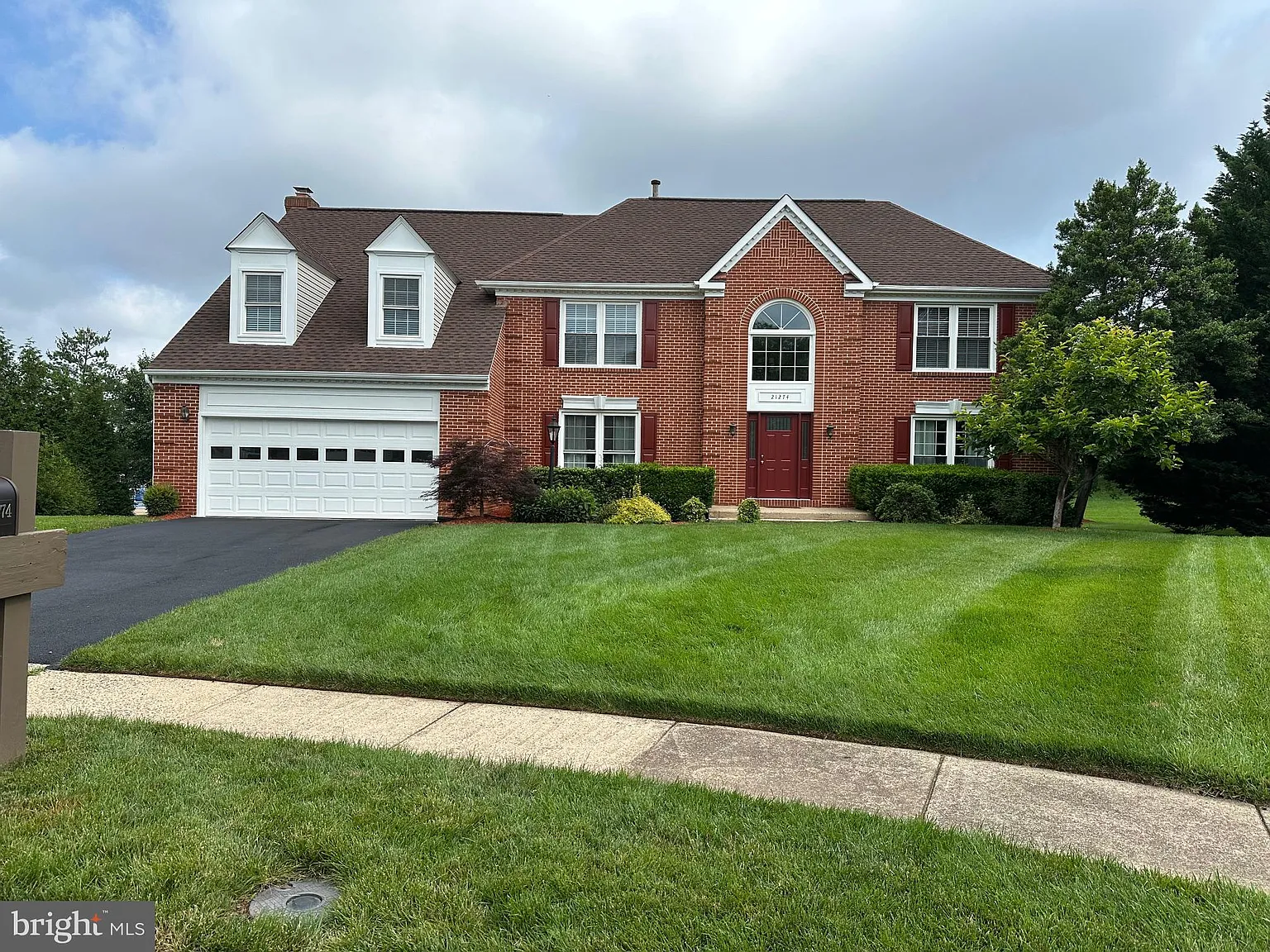 5 bed, 4.0 bath, 4278 sqft, $5,100 — Photo 2