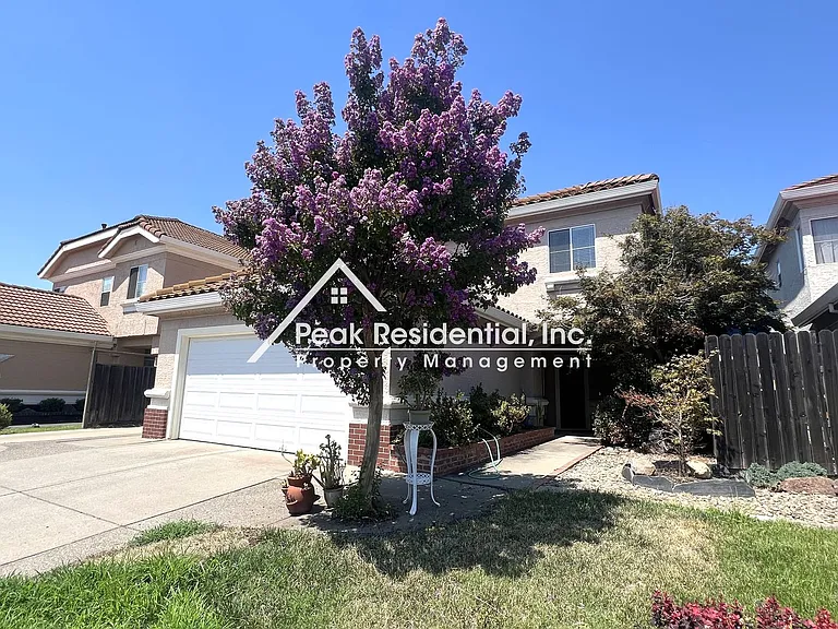 402 Harlow Ct — Photo 1