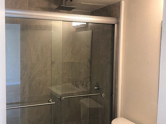 Punahou Heights bathroom toilet and shower