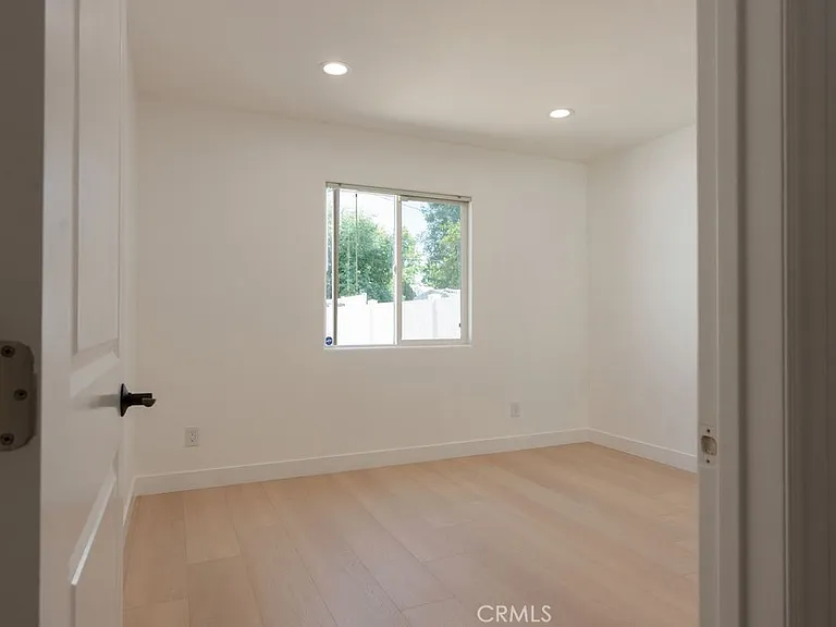 14605 Wyandotte St — Photo 12