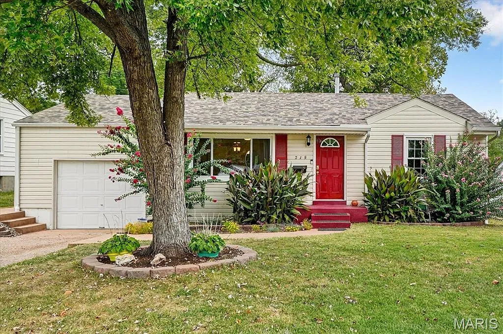 215 Maple Dr photo 1
