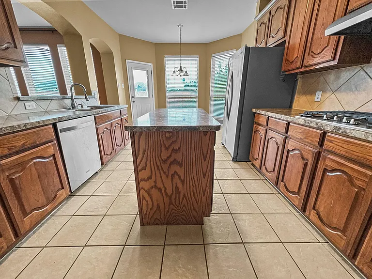 5530 Greensboro Dr — Photo 7